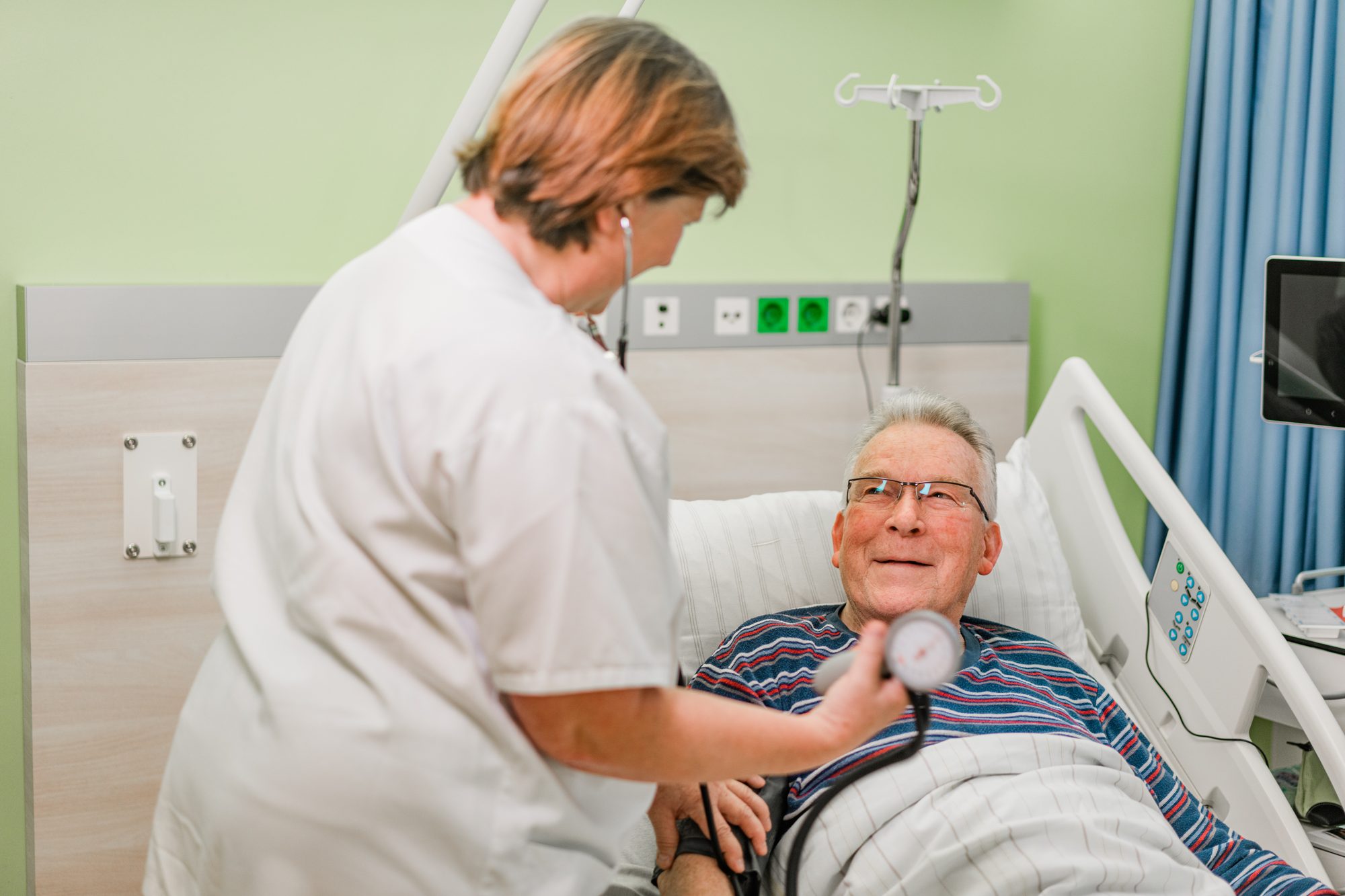 Moderner Klinikkorridor mit freundlicher und beruhigender Atmosphäre für Patienten